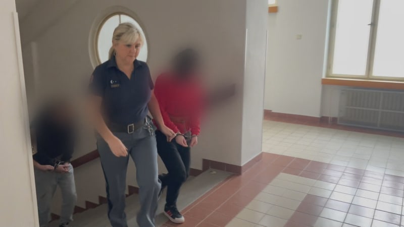 Jako divá zvěř se chovali 20letá matka a její o pět let starší druh – oba uživatelé drog – k tříletému chlapečkovi na Trutnovsku.