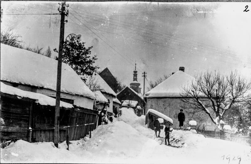 Zima 1928/1929 v Mnichovicích. Zdroj MěÚ Mnichovice,  publikováno se svolením kronikářky Kláry Kabátové
