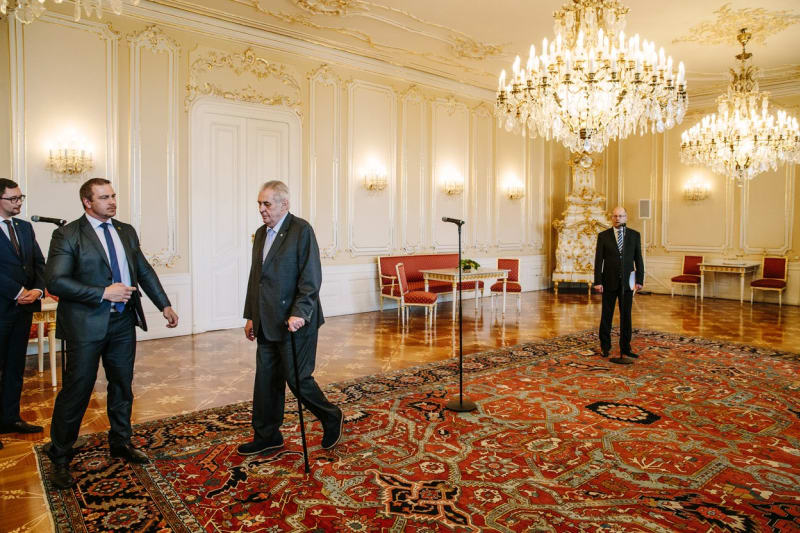 Bizardní setkání Miloše Zemana a Bohulava Sobotky z května 2017.