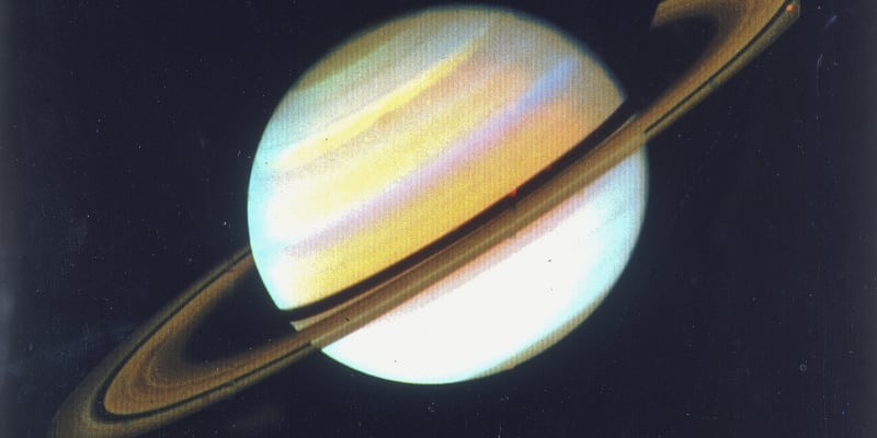 Barevně zvýrazněný snímek Saturnu pořídila v roce 1980 sonda Voyager 2