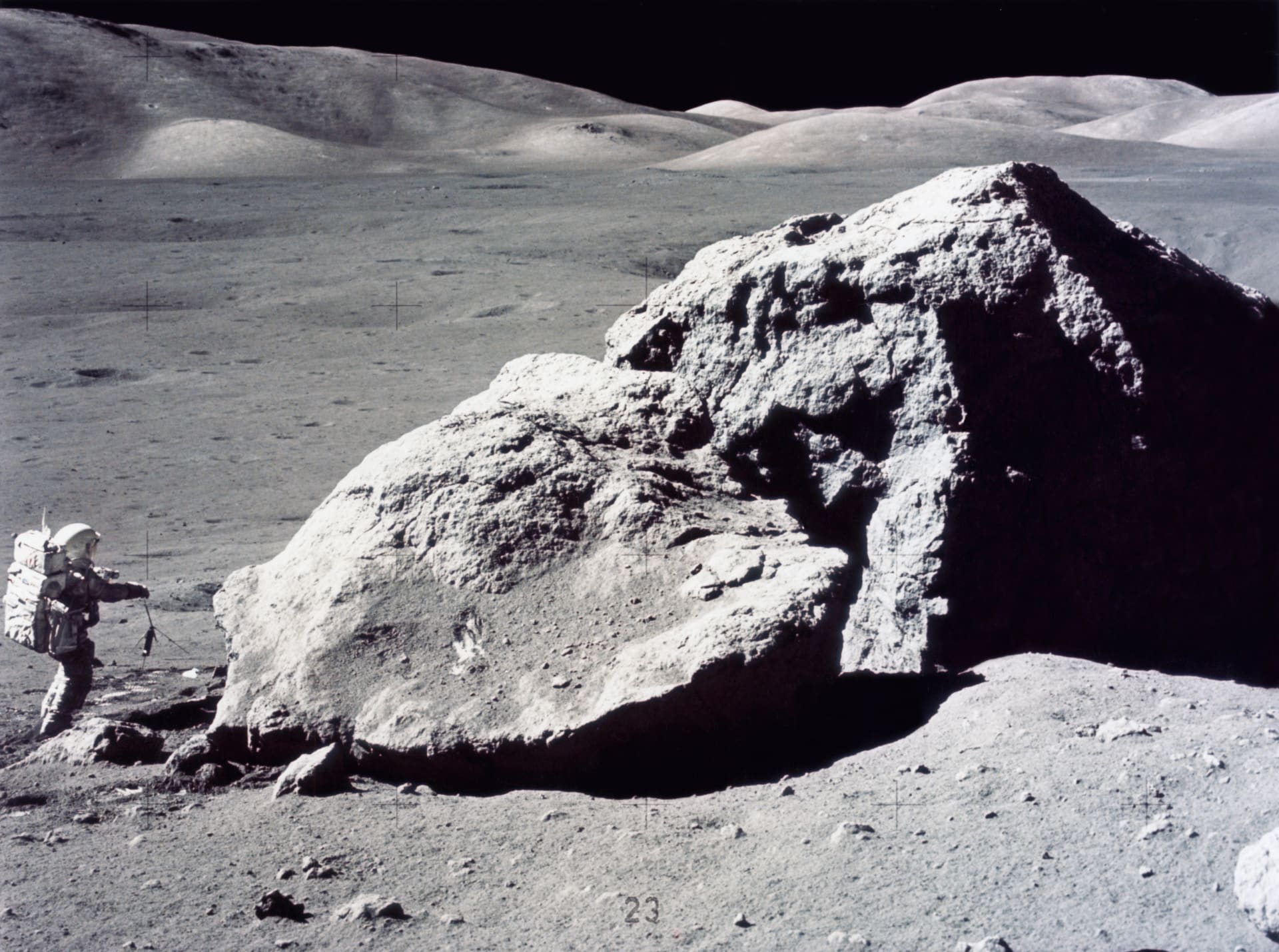 Harrison Hagan Schmitt sbírá vzorky na Měsíci