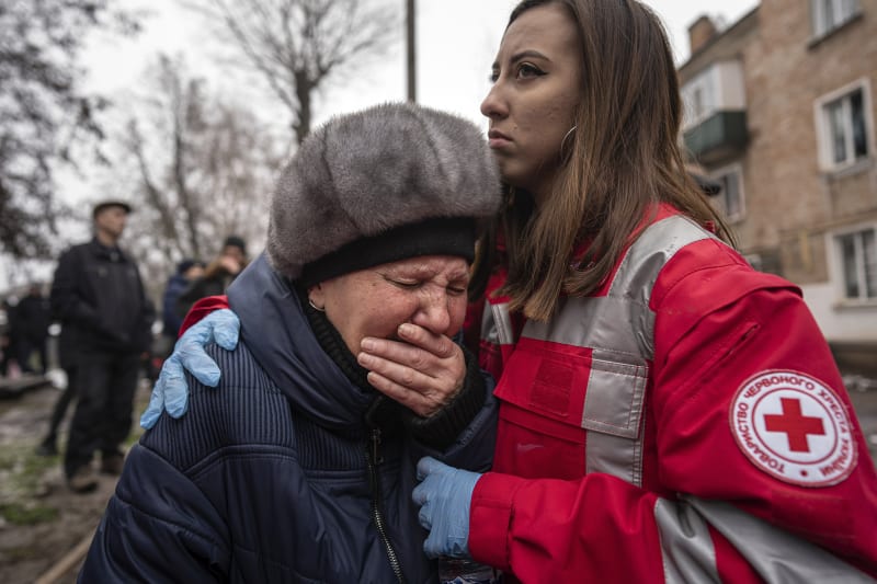 Žena pláče před budovou, která byla zničena ruským útokem na město Kryvyi Rih. (16.12.2022)