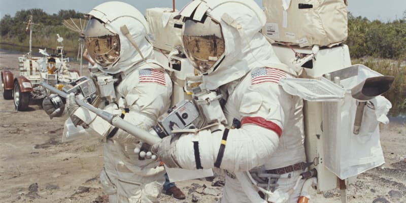 Posádka Apolla 17 trénuje sbírání vzorků na Měsíci
