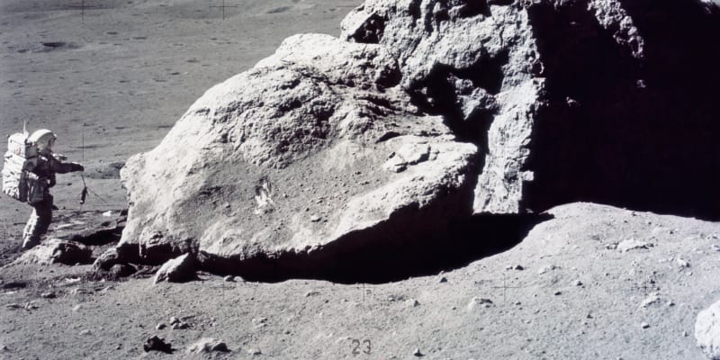 Harrison Schmitt sbírá vzorky na Měsíci