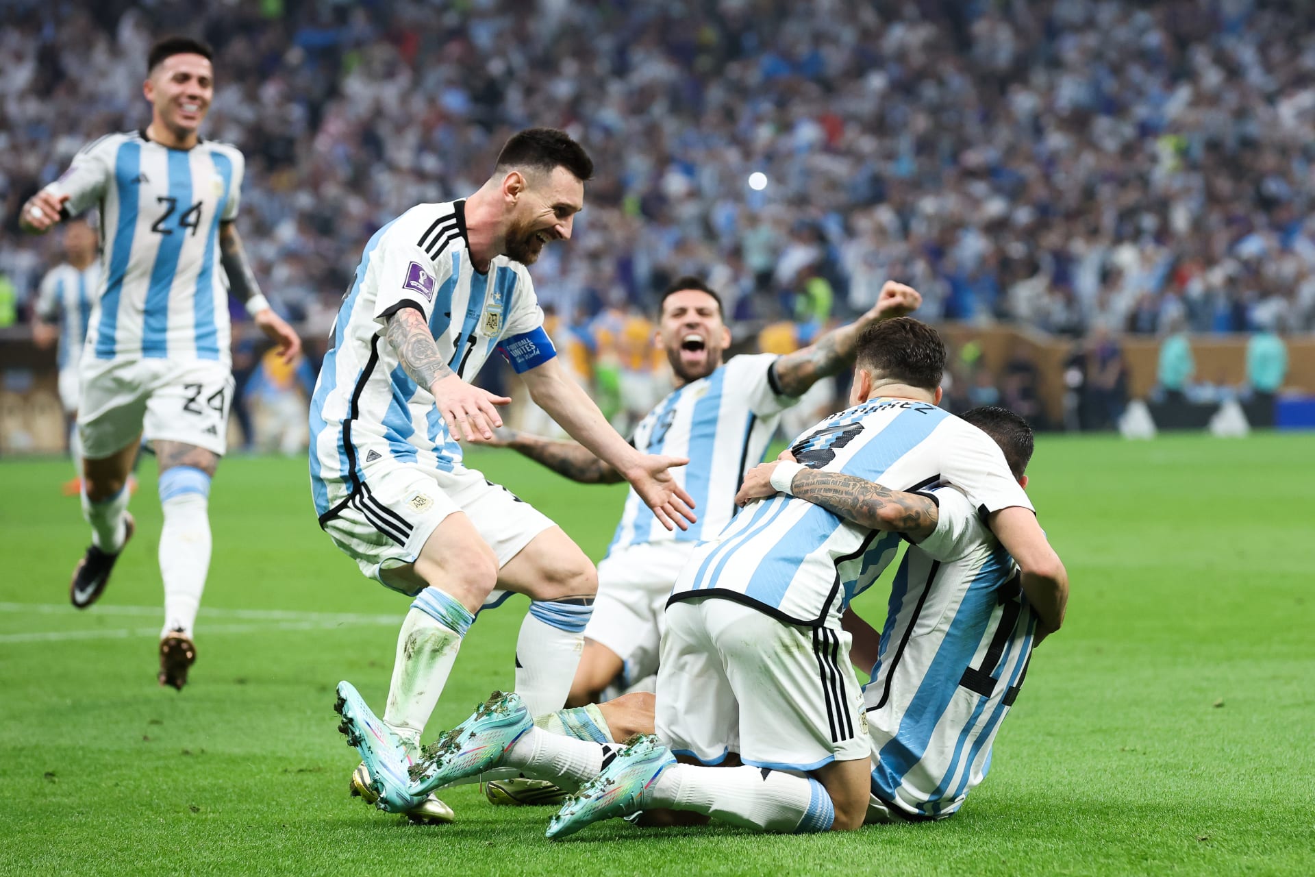 Ohromná radost po druhém gólu, který dal Ángel di María. V tu chvíli byli Argentinci velmi blízko. Ale...