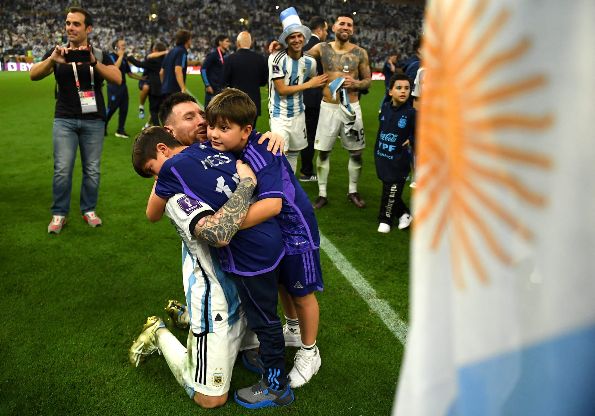 Messi slaví vítězství s rodinou.