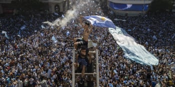 Ohlušující modrobílé šílenství. Argentina zažila erupci radosti, Messi trumfl Maradonu