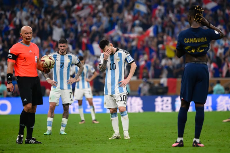 Paralyzovaný Lionel Messi poté, co se Francouzi dokázali vrátit do zápasu, který se jejich optikou zdál být prohraný.