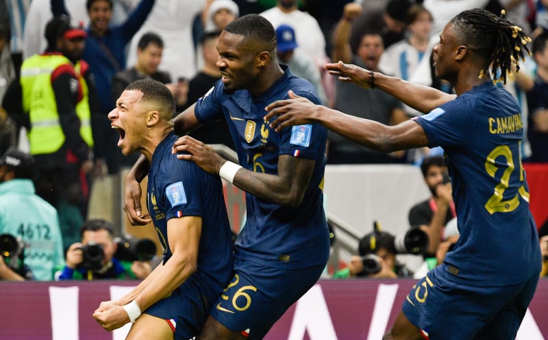 Ohromná radost Francouzů po vyrovnávacím gólu na 2:2.