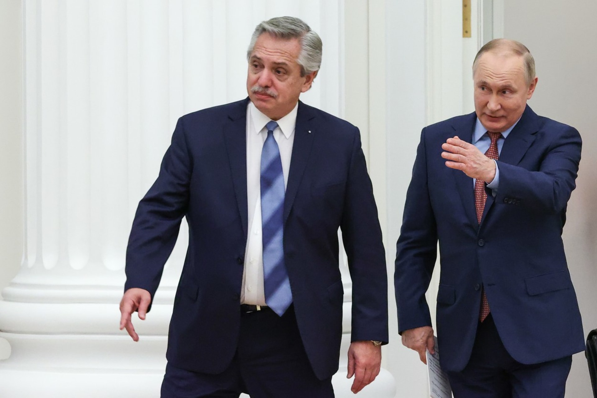 Ruský prezident Vladimir Putin (vpravo) se svým argentinským protějškem Albertem Fernándezem.