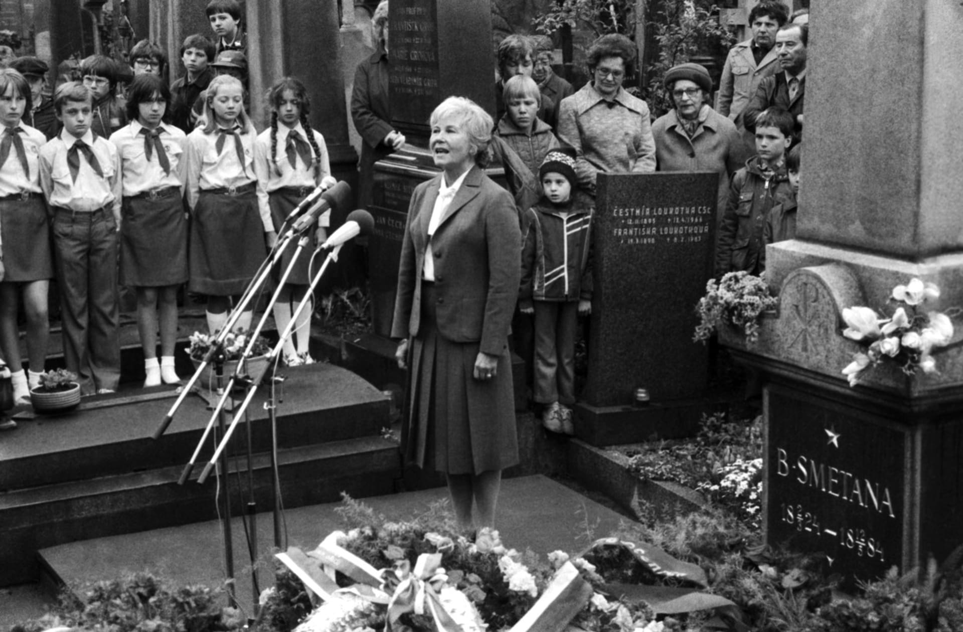 Jarmila Krulišová se v roce 1984 zúčastnila pietního aktu u hrobu Bedřicha Smetany, během kterého měla proslov.  