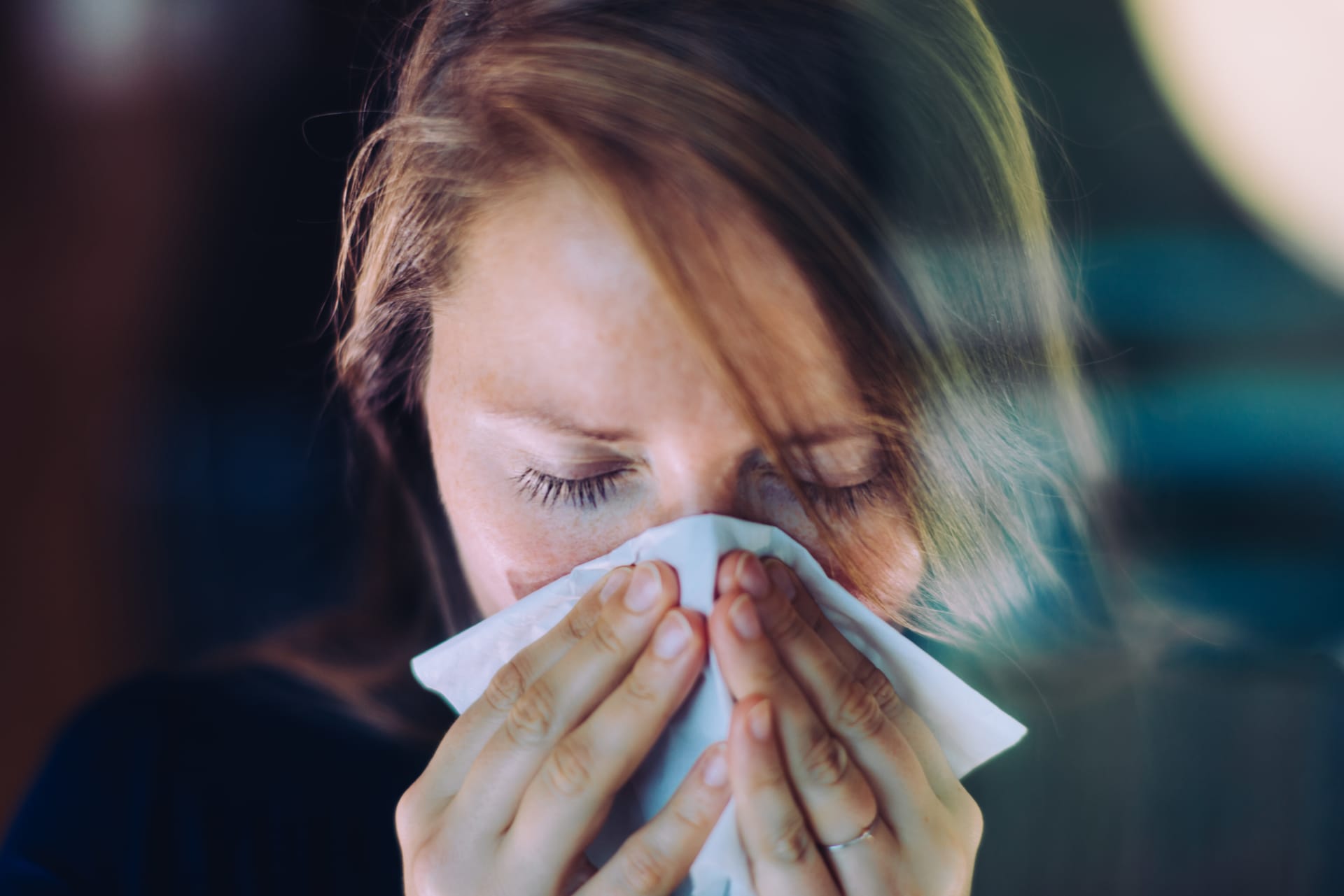 Mezi příznaky chřipky se řadí bolest hlavy, rýma, kašel, únava a řada dalších.