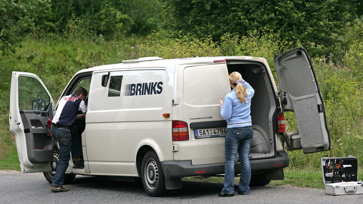 Kriminalisté ohledávají vůz bezpečnostní služby, který 9. srpna 2006 ráno u Slavkova na Vyškovsku přepadlo pět ozbrojených lupičů v černých policejních kombinézách.