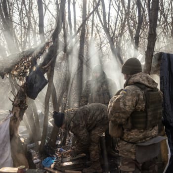 Ukrajinští vojáci připravují dělostřeleckou salvu, Doněcká oblast. 19. prosince 2022.
