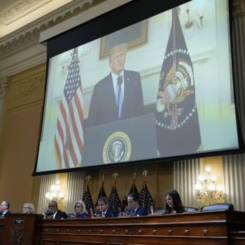 Užší výbor Sněmovny reprezentantů, který vyšetřuje útok na americký Kapitol ze 6. ledna, ukazuje video bývalého prezidentaDonalda Trumpa v pondělí 19. prosince 2022.