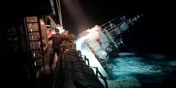 Tragédie u břehů Thajska. Kvůli větru havarovala loď námořnictva. Desítky lidí se pohřešují