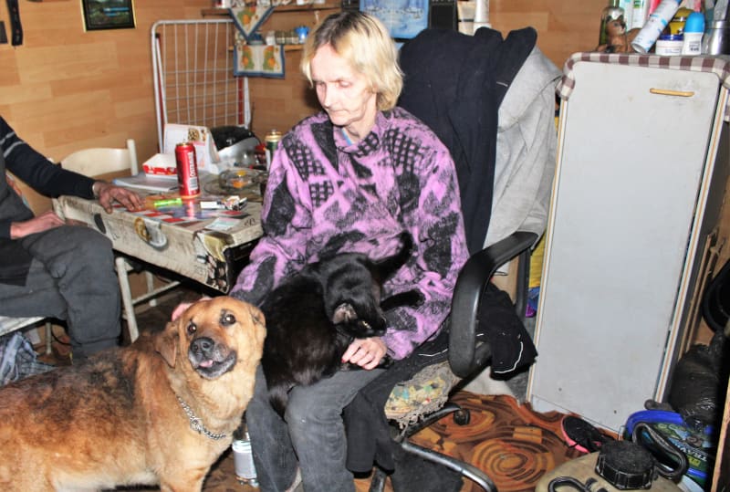 Vdova Dagmar Paláková žije v garáži s kočkami, psem a andulkami. Garáž před Vánocemi zasypal sníh, uhodily také mrazy 15 pod nulou, teď je problém vyhrabat ve sněhu nějaké dřevo do kamen.