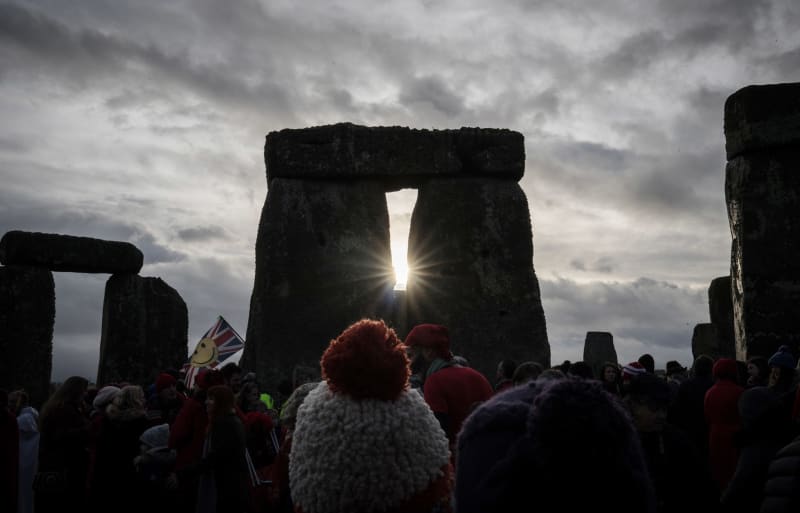 Oslava zimního slunovratu u Stonehenge