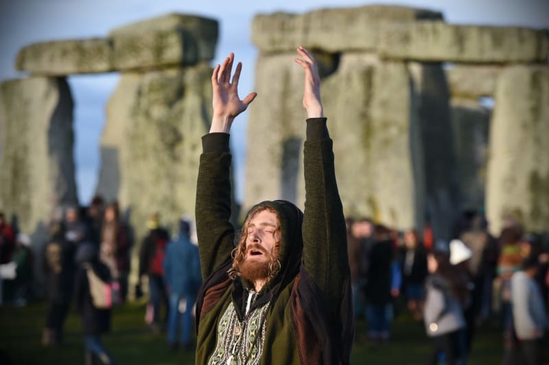 Oslava zimního slunovratu u Stonehenge