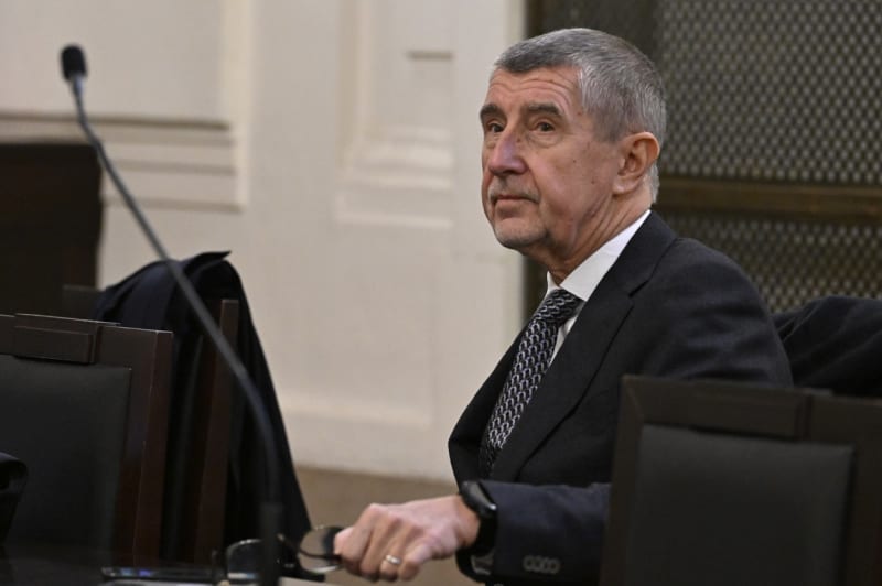 Andrej Babiš sedí v místnosti Městského soudu v Praze.