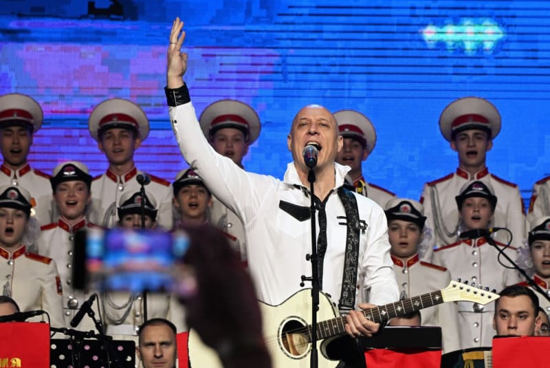 Ruský zpěvák a poslanec Státní dumy Denis Majdanov při svém vystoupení.