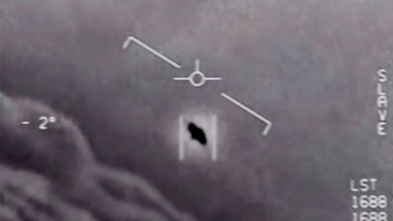 Pentagon zaplavily stovky svědectví UFO. Vyšetřovatelé mění strategii pátrání