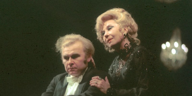 Jarmila Krulišová s Luďkem Munzarem v inscenaci hry Páni Glembayové na scéně Národního divadla v Praze v roce 1977