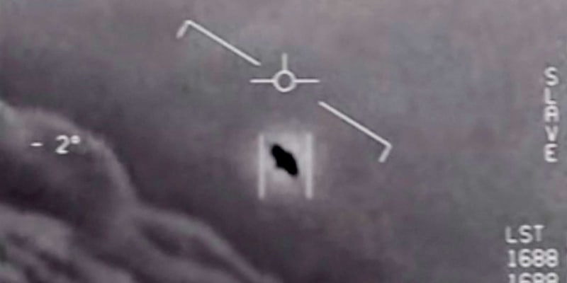 Snímek ze zveřejněných záběrů UFO v roce 2020