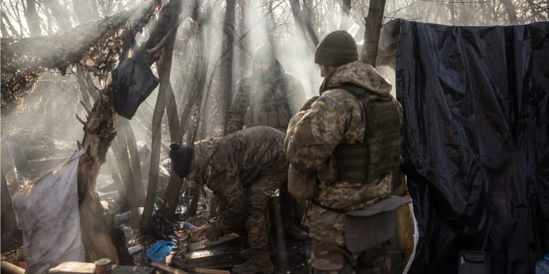 Ukrajinští vojáci připravují dělostřeleckou salvu, Doněcká oblast. 19. prosince 2022.
