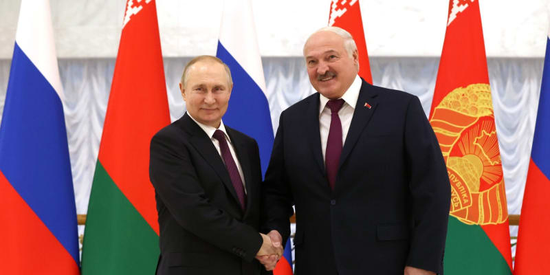 Ruský prezident Vladimir Putin a běloruský prezident Alexandr Lukašenko se setkávají v Paláci nezávislosti v běloruském Minsku 19. prosince 2022. (Foto: Tisková kancelář Kremlu/Anadolu Agency prostřednictvím Getty Images)