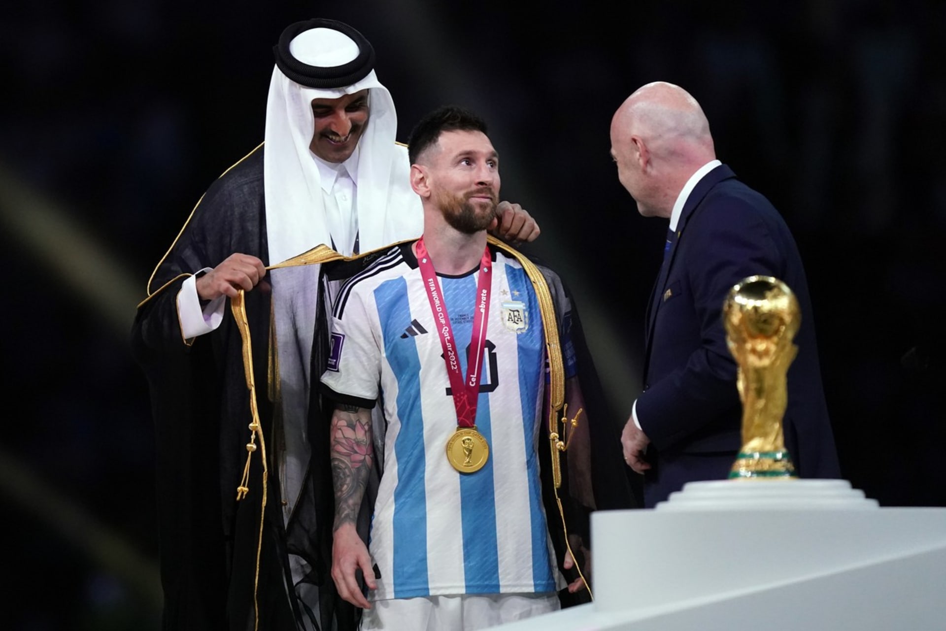 Argentinský hráč Lionel Messi v černém plášti zvaném bišt