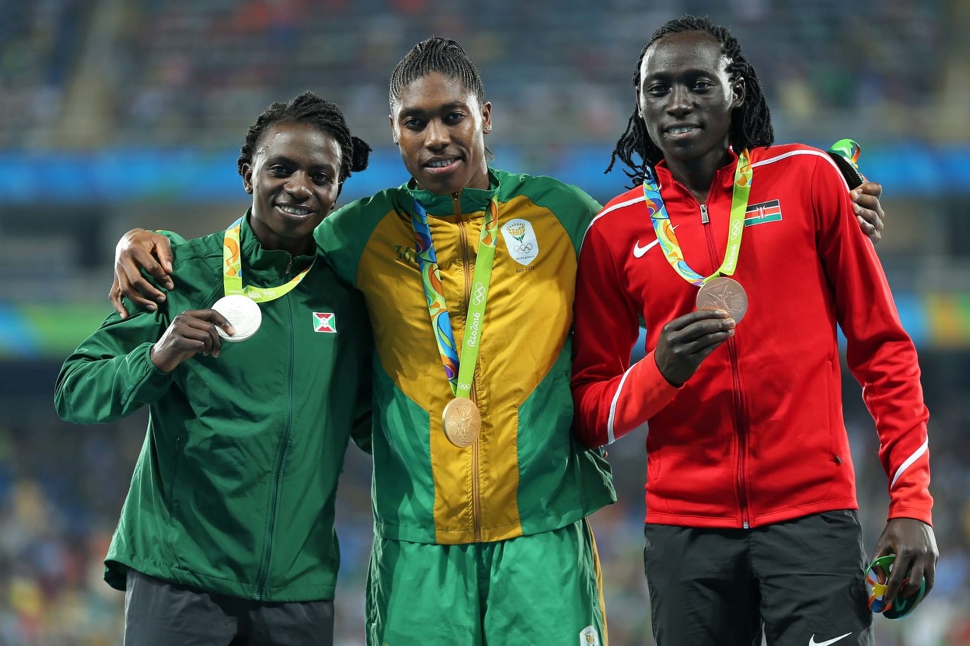 Trio olympijských medailistek z běhu na 800 metrů z Ria de Janeira 2016. Zleva Francine Niyonsabaová, Caster Semenyaová a Margaret Wambuiová.