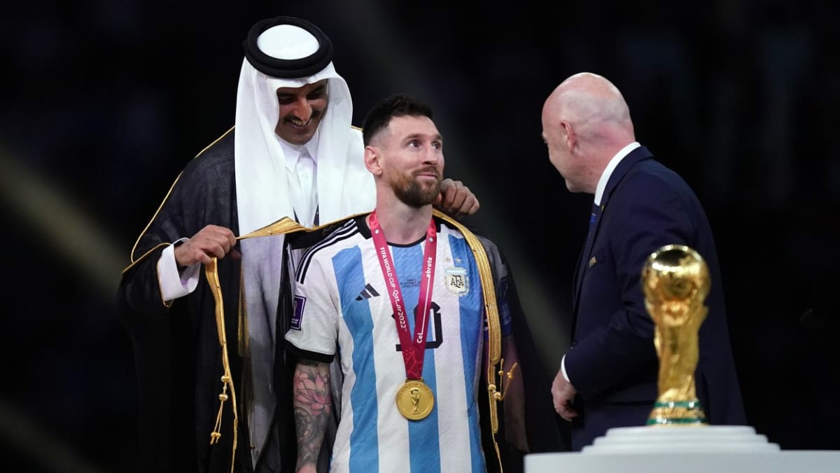 Argentinský hráč Lionel Messi v černém plášti zvaném bišt
