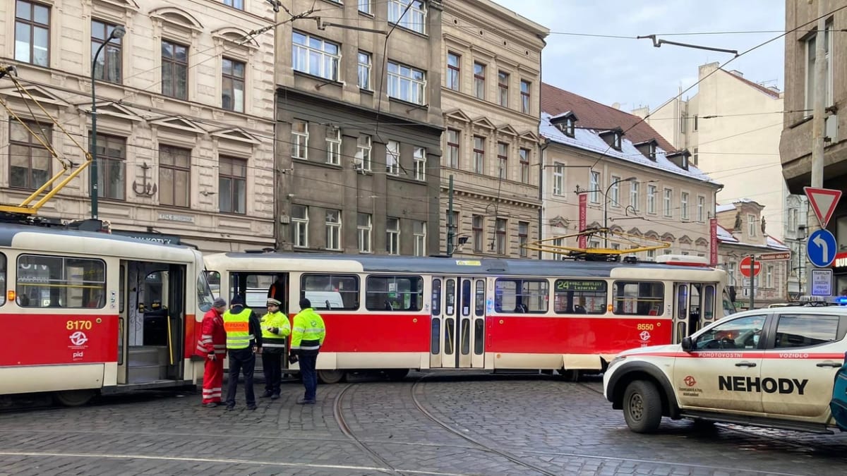 V pražské Lazarské ulici vykolejila tramvaj.