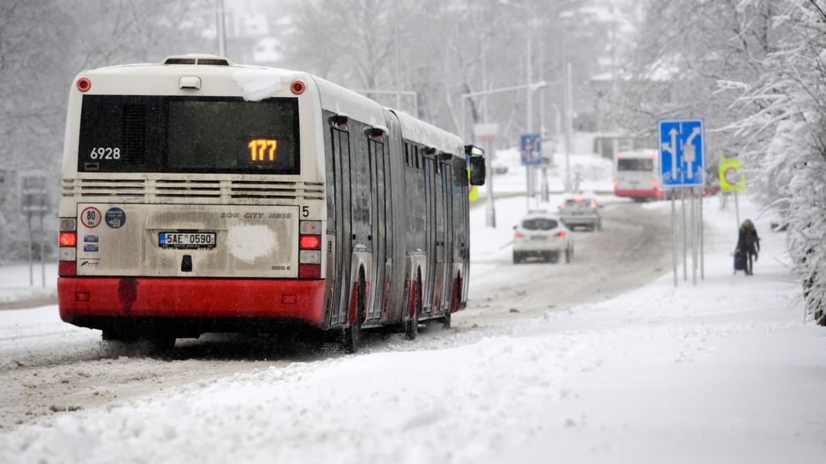 Autobusy v Praze a okolí mají kvůli ledovce problémy. (Ilustrační foto)