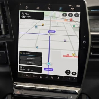 Aplikace Waze je jednou z nejpopulárnějších navigací používaných v mobilních telefonech a potažmo autech. Problém je v tom, že umí upozorňovat na policejní hlídky nebo měření.