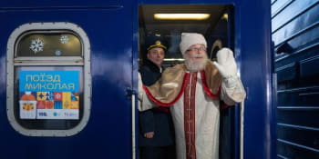 Z Kyjeva vyrazil Mikulášský vlak. Dětem postiženým válkou veze přes 30 tisíc dárků