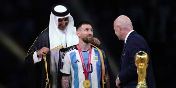 Pocta, nebo dehonestace národních barev? Fotka Messiho v arabském plášti rozdělila internet
