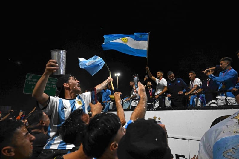 Messiho a spol vítaly v Buenos Aires tisíce fanoušků.