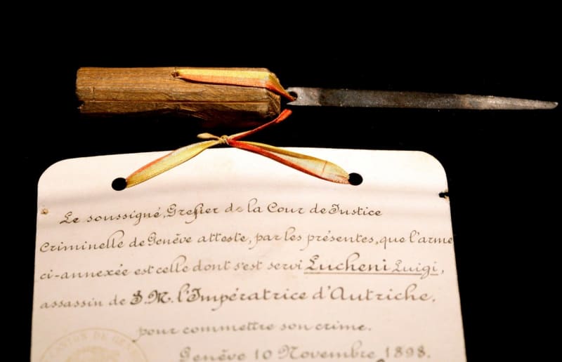 Muzeum Sissi ve vídeňském Hofburgu má ve své sbírce dodnes trojhranný zbroušený pilník, s nímž byla císařovna zavražděna.