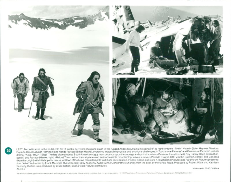 Záběry z filmu Přežít (1993) - Ethan Hawke (vlevo, vpředu) jako Nando Parrado, John Haymes Newton (vlevo, vzadu) jako Antonio „Tintin“ Visintin a John Hamilton (vlevo, uprostřed) jako Roberto Canessa