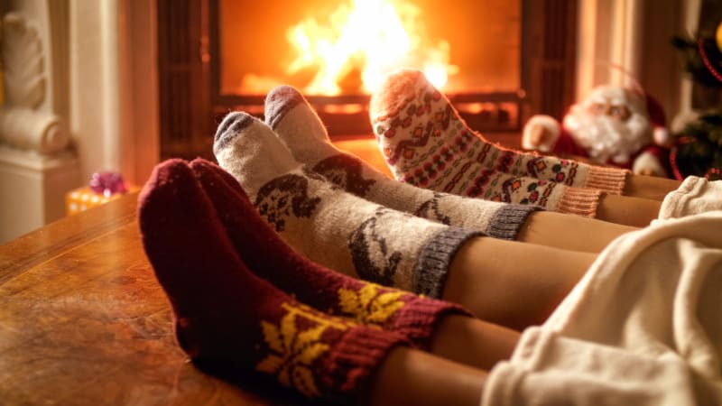 Teplé ponožky raději nechte až ke krbu nebo pod deku při sledování pohádek.