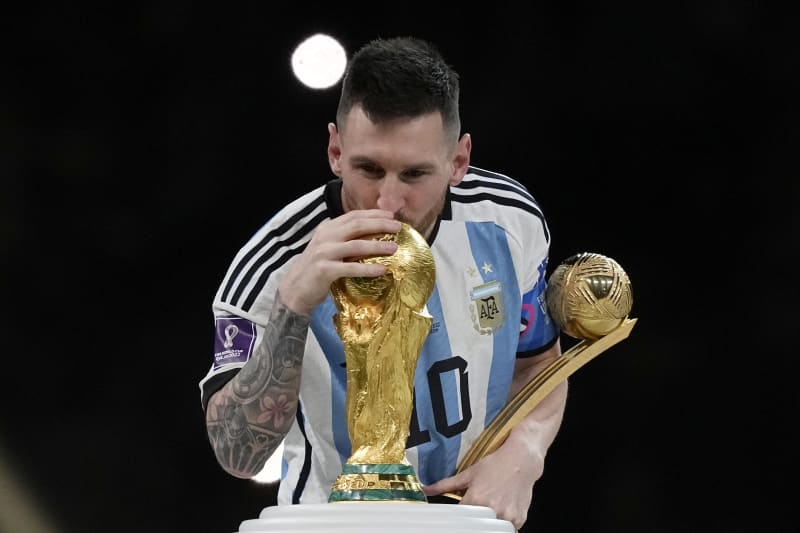 Lionel Messi s trofejí pro mistry světa