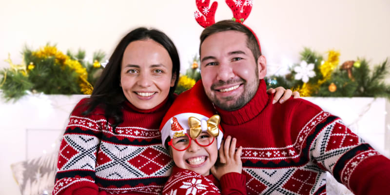 Veselé svetry a doplňky ocení hlavně rodiny s dětmi.