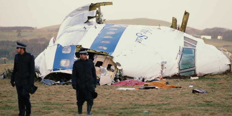 Letadlo po explozi dopadlo na zem v několika kusech