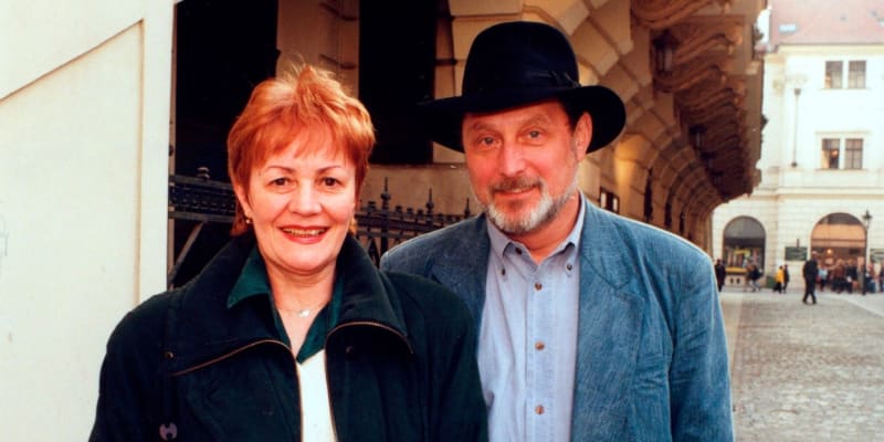 Herečka a dabérka zemřela před 15 lety. Na fotce s manželem Ladislavem Frejem.