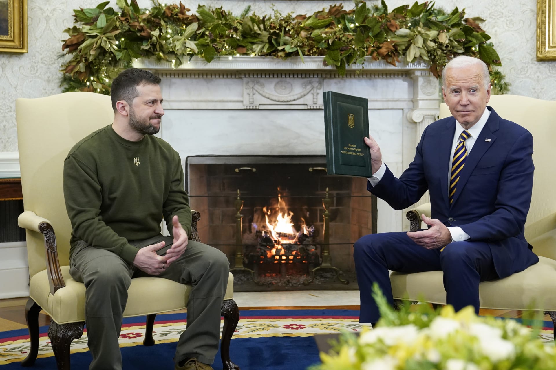 Volodymyr Zelenskyj předal Joeovi Bidenovi dar.