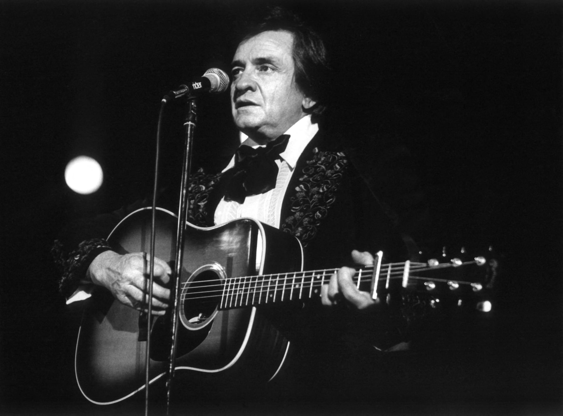 Johnny Cash byl jedním z nejslavnějších muzikantů, kteří vystoupili v totalitním Československu.