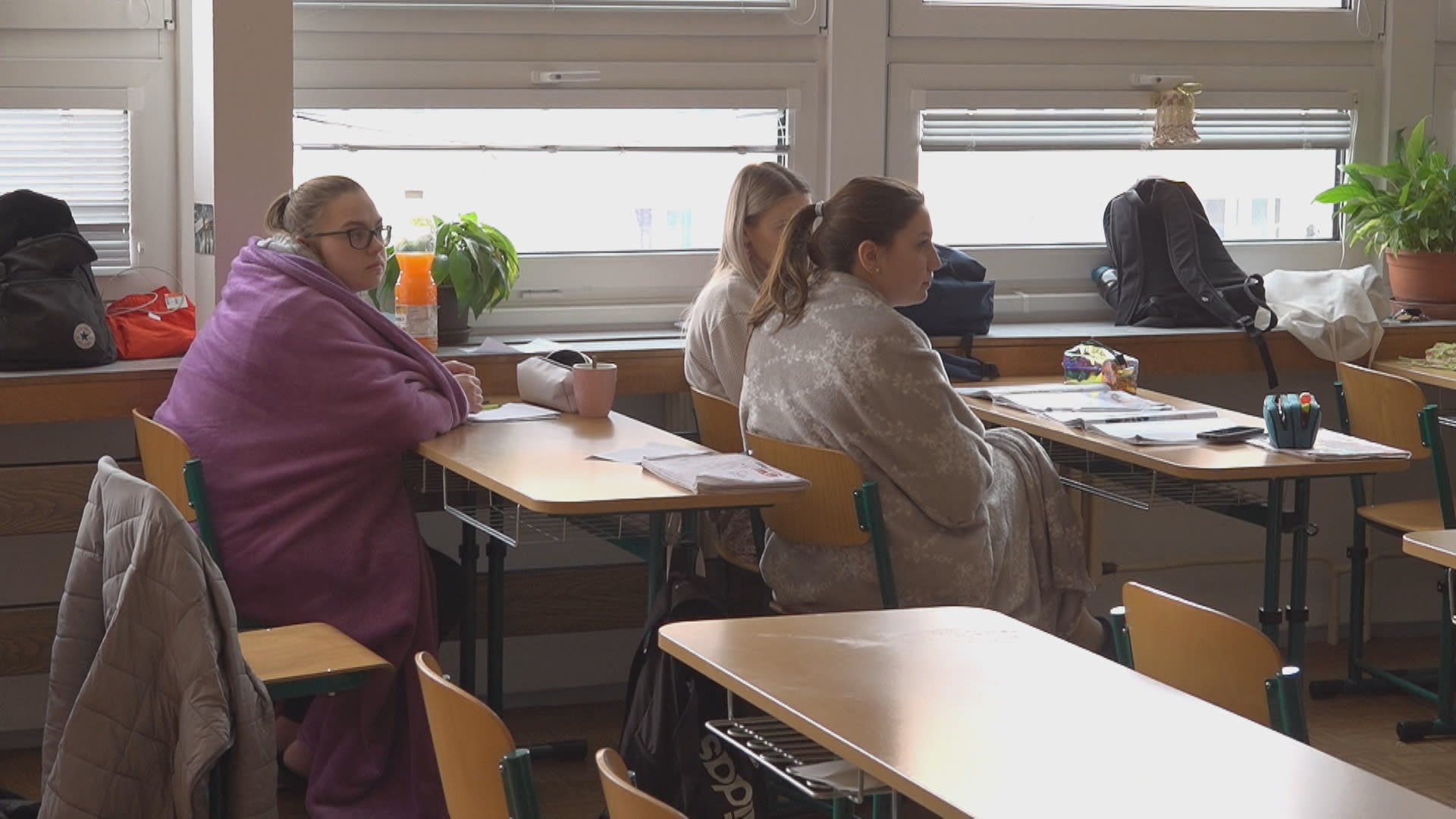 Studenti Střední zdravotnické školy v Hranicích si stěžují na zimu ve třídách.