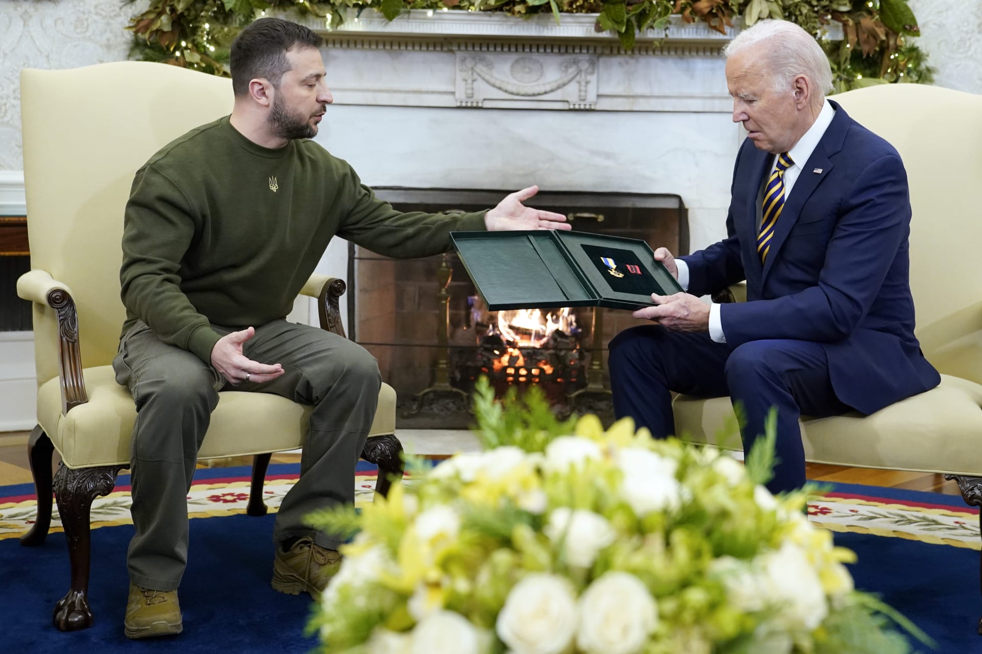 Volodymyr Zelenskyj předal Joeovi Bidenovi dar. 